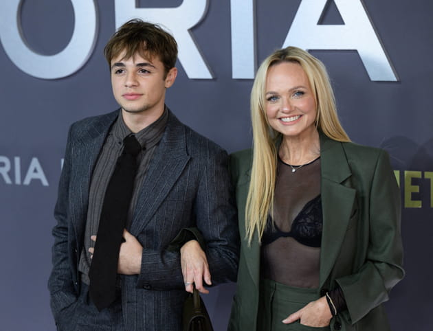 Emma Bunton, alias Baby Spice, rayonne avec son fils Beau Jones à l'avant-première de la série consacrée à Victoria Beckham