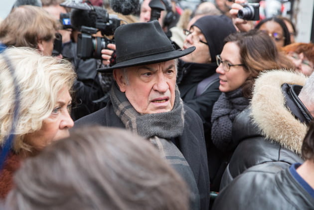 Serge July arrive &agrave; l'enterrement de Michel Legrand