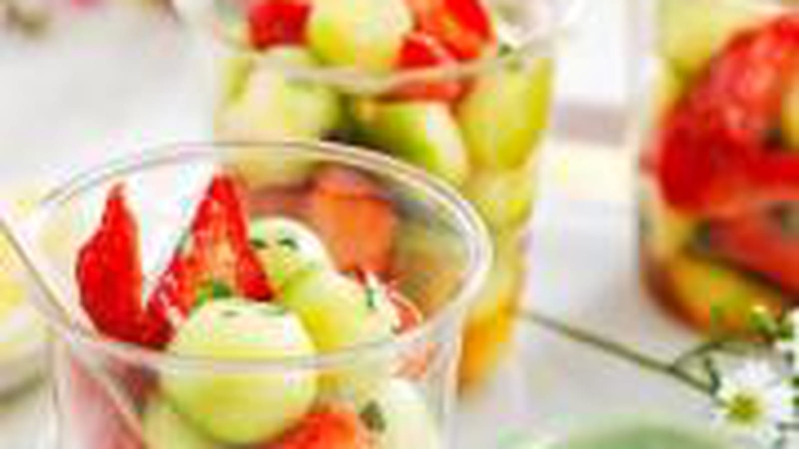 Salade de fraises et billes de concombre