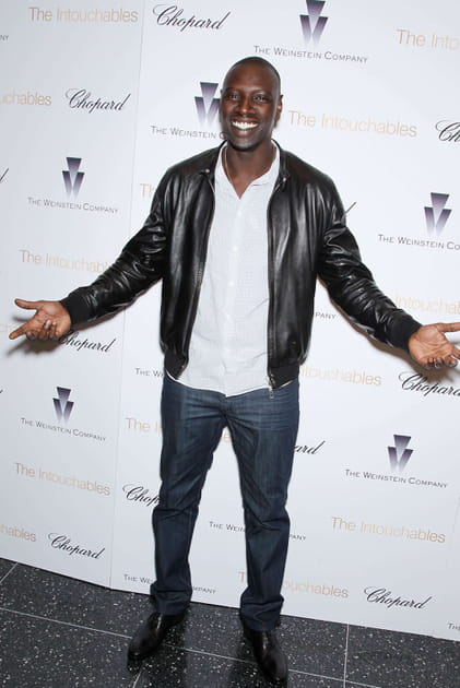 Omar Sy en veste en cuir et jean brut