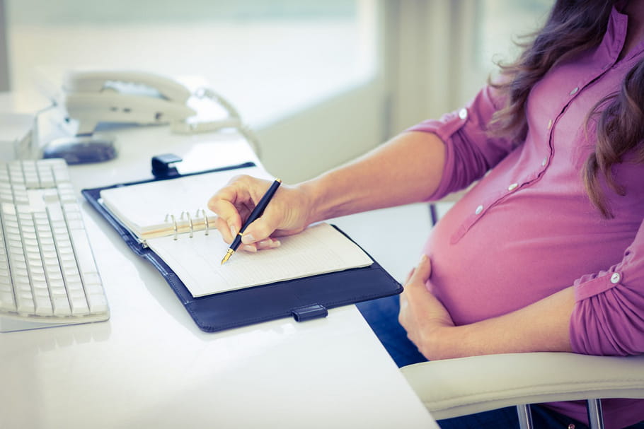 Un congé maternité unique pour toutes les femmes