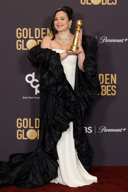 Lily Gladstone en robe blanc et noir Valentino