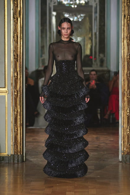Robe noire à volants aperçue sur le défilé Ashi Studio