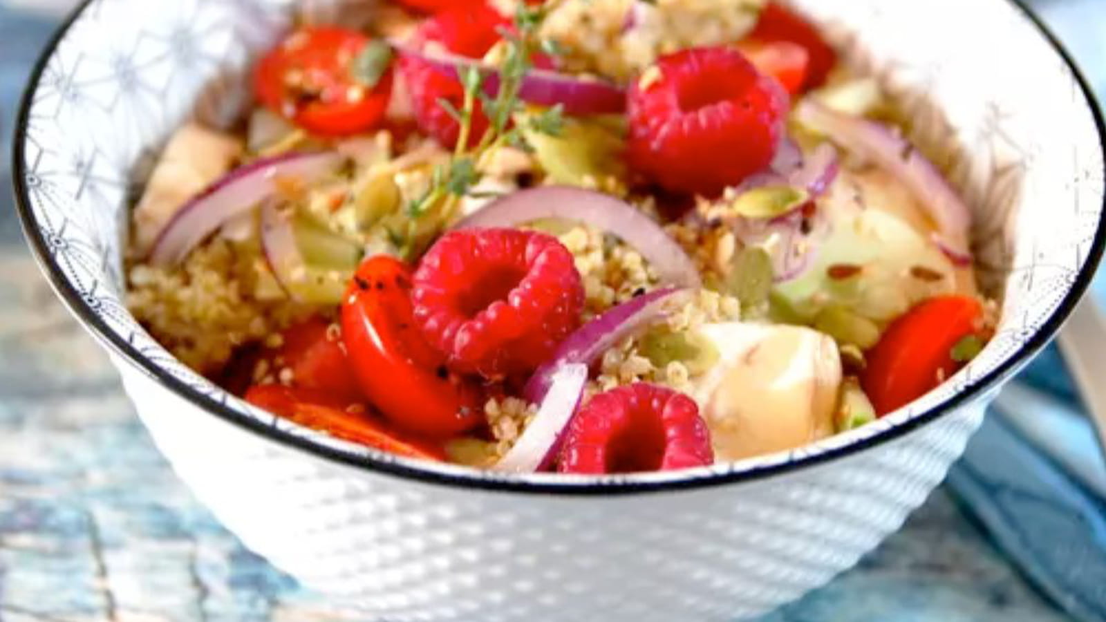 Salade healthy au quinoa, légumes et framboises