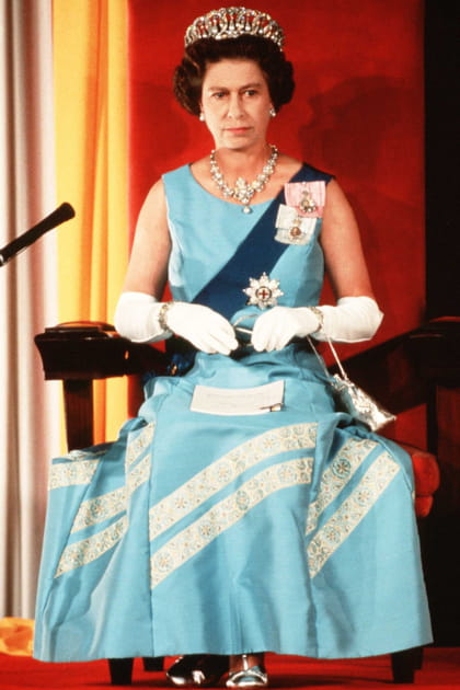 La reine Elizabeth II en robe bleu et blanc