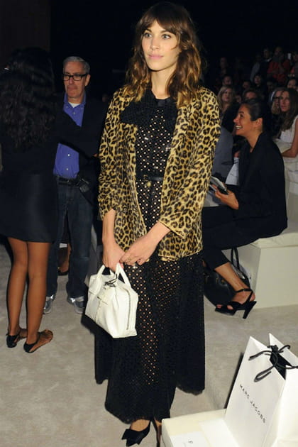 Alexa Chung en veste manches 3/4&nbsp;l&eacute;opard