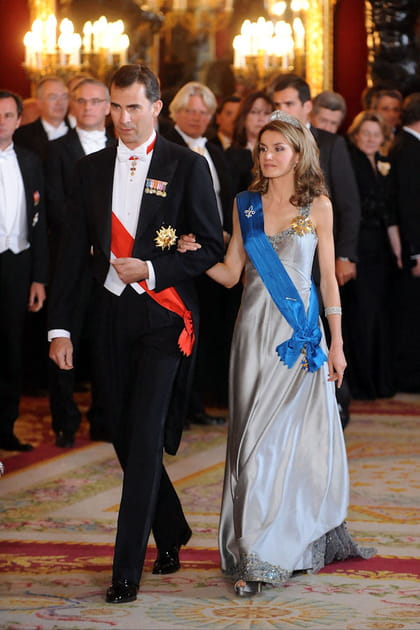 Letizia d'Espagne en robe de princesse en satin et dentelle