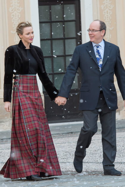Charl&egrave;ne de Monaco en jupe &agrave; carreaux longue