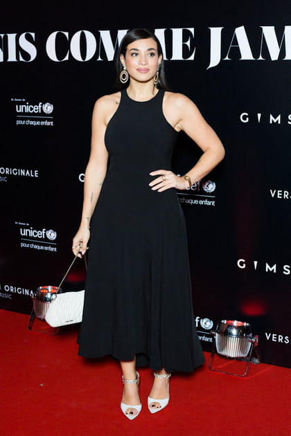 Camélia Jordana en robe mi-longue noire