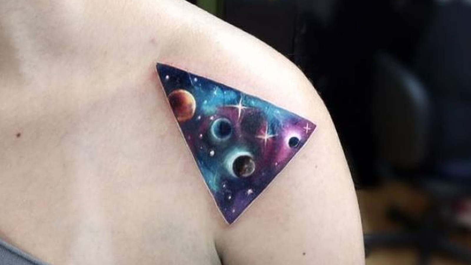 Triangle galactique sur l'épaule