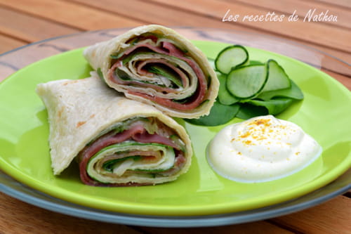 Wraps au jambon de parme et concombre, sauce yaourt citron vert-curry
