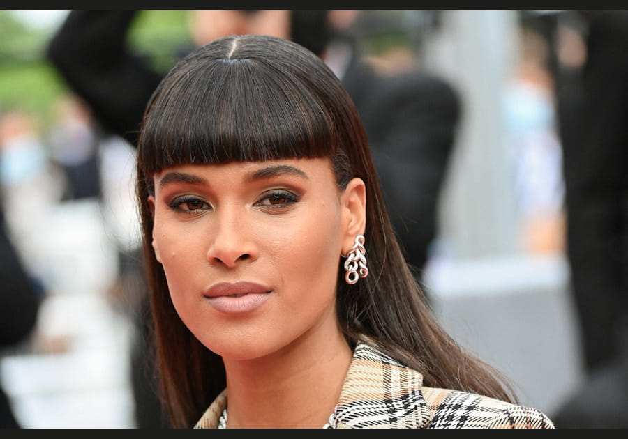 La frange courte de Cindy Bruna