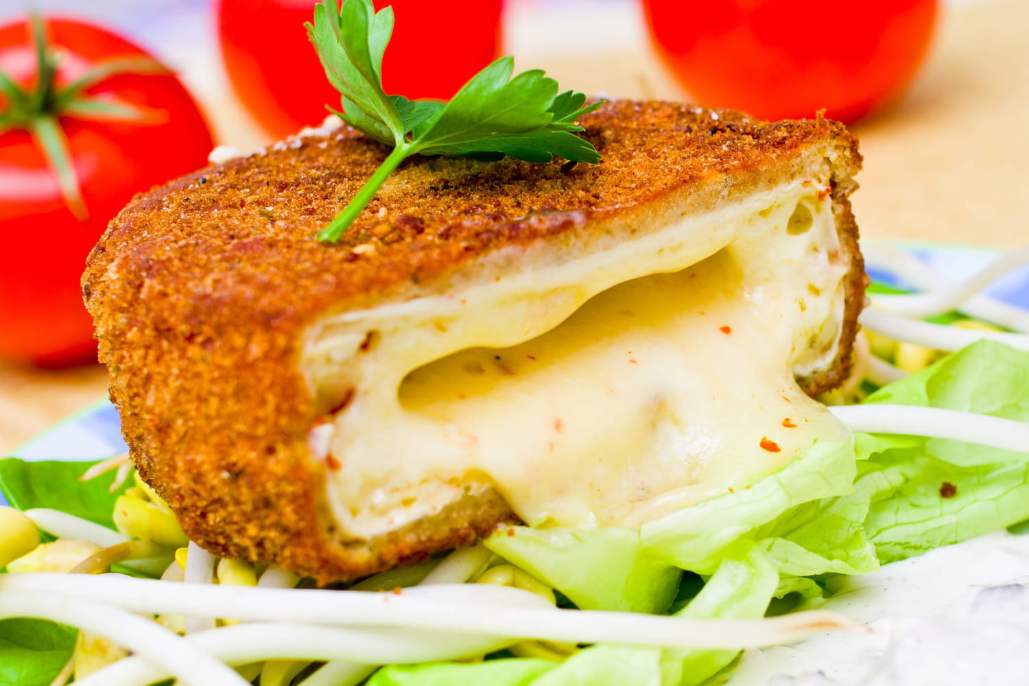 Encore plus coulant que le camembert rôti, ce fromage pané fait fondre tout le monde de plaisir