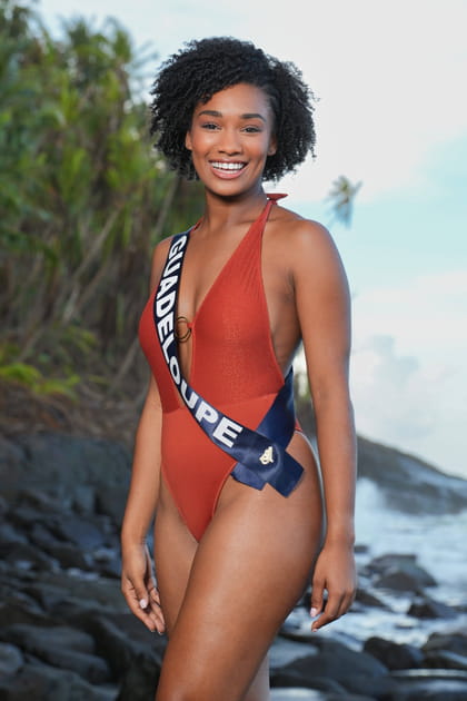 Jalylane Maës (Miss Guadeloupe) pose en maillot