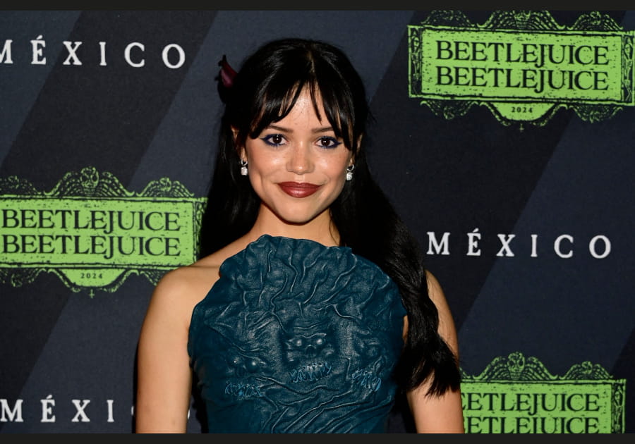 Le regard bleu nuit de Jenna Ortega