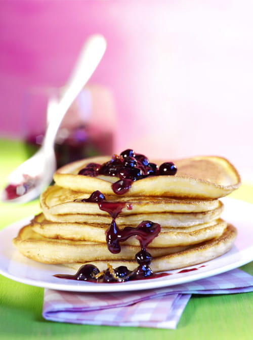 Pancakes à la sauce aux myrtilles et oranges