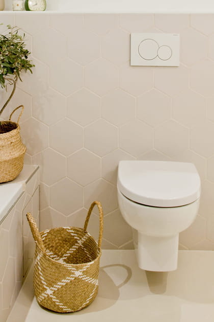 Des rouleaux de papier dans un&nbsp;panier tress&eacute;