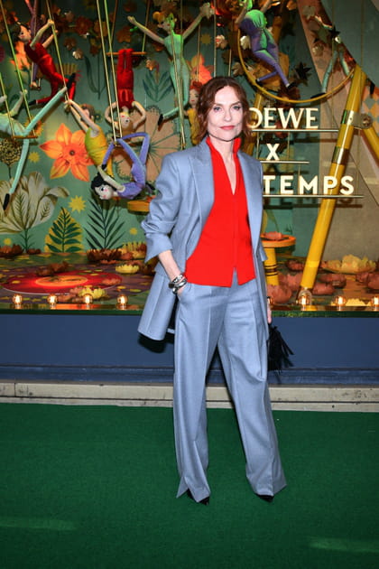 Isabelle Huppert en tailleur gris