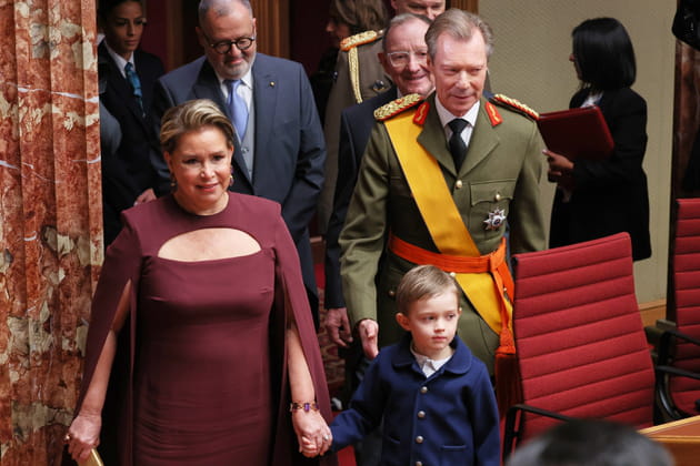Maria Teresa et Henri 1er arrivent avec leur petit-fils, le prince Charles... qui est l'héritier du trône !