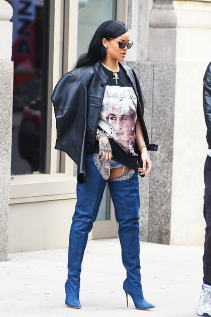 Rihanna en veste en cuir et cuissardes oversize bleues