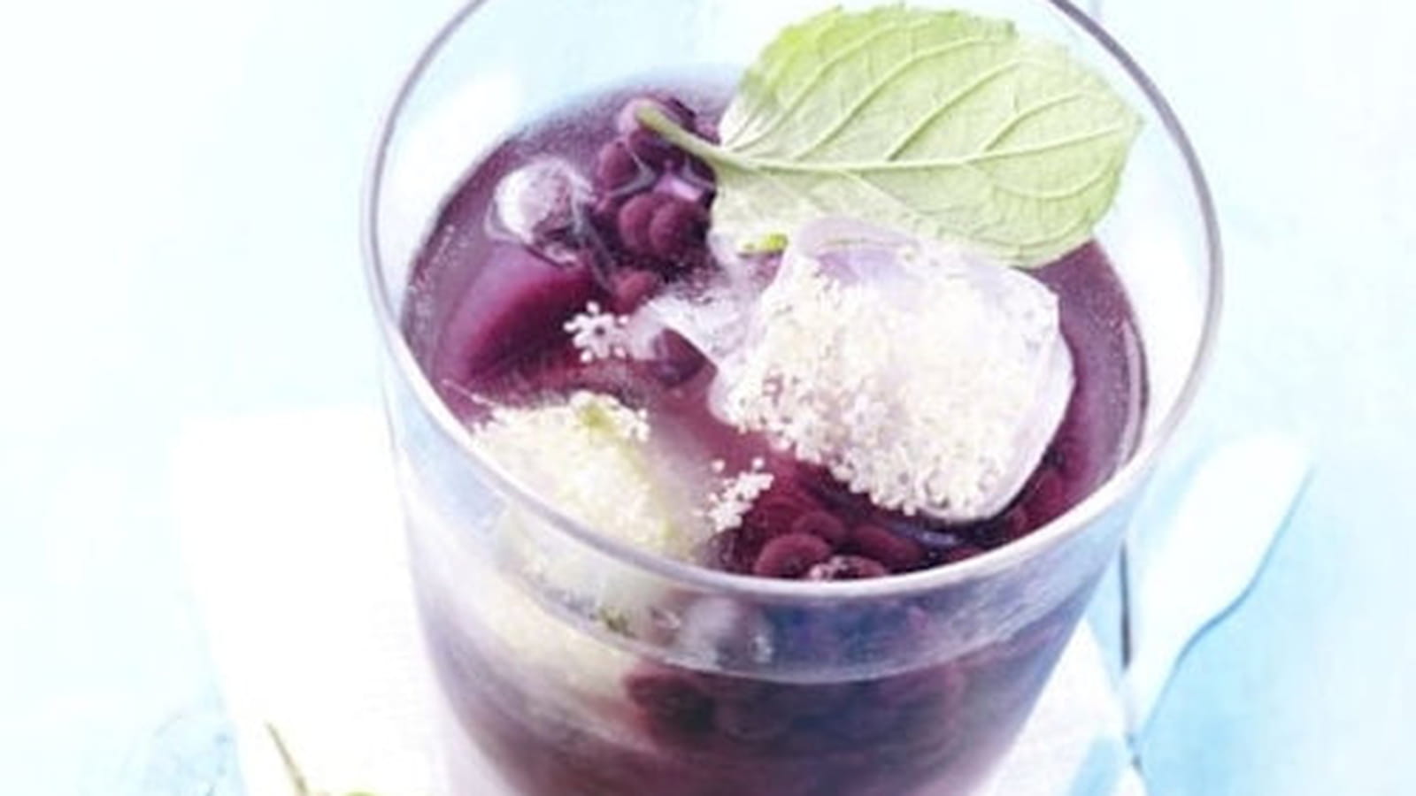 Soda aux myrtilles sauvages avec des fleurs de sureau et de la menthe