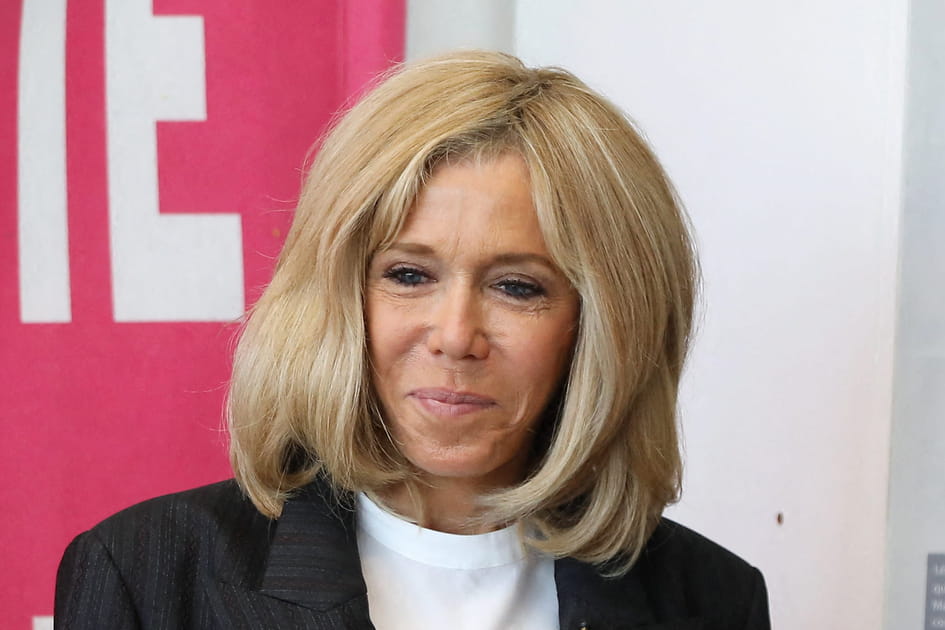 Brigitte Macron, naturelle avec sa mise en beaut&eacute; subtile