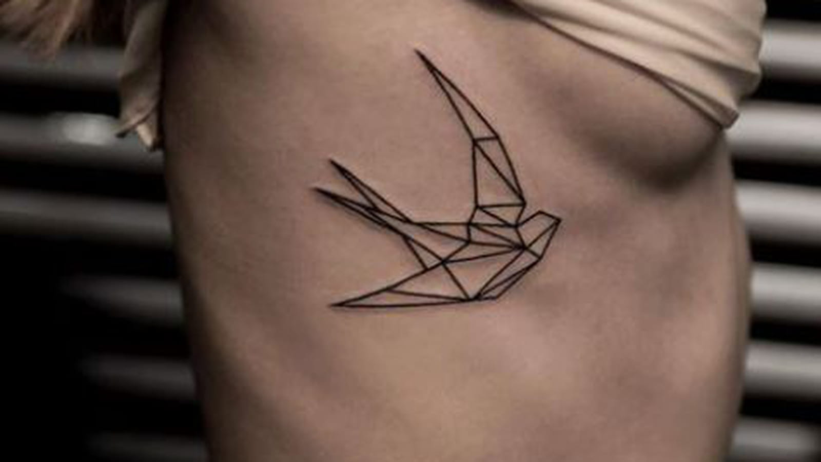 Oiseau origami sur le flanc