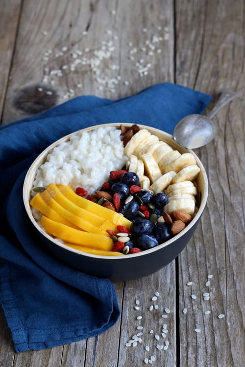 Porridge de riz au lait de coco, bananes, myrtilles et mangue