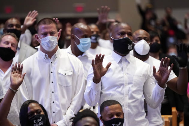 Channing Tatum et Jamie Foxx se lèvent pendant le gospel en hommage à George Floyd
