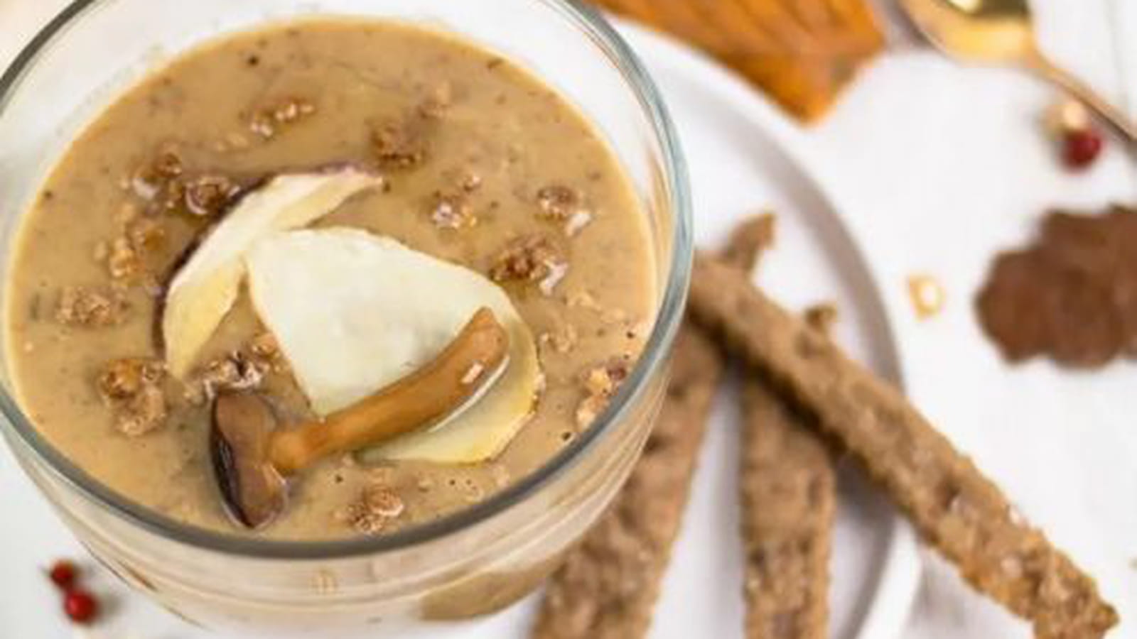 Velouté de cèpes et de châtaignes et ses gressins