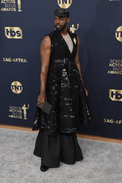 Carl Clemons-Hopkins en tunique noire &agrave; sequins