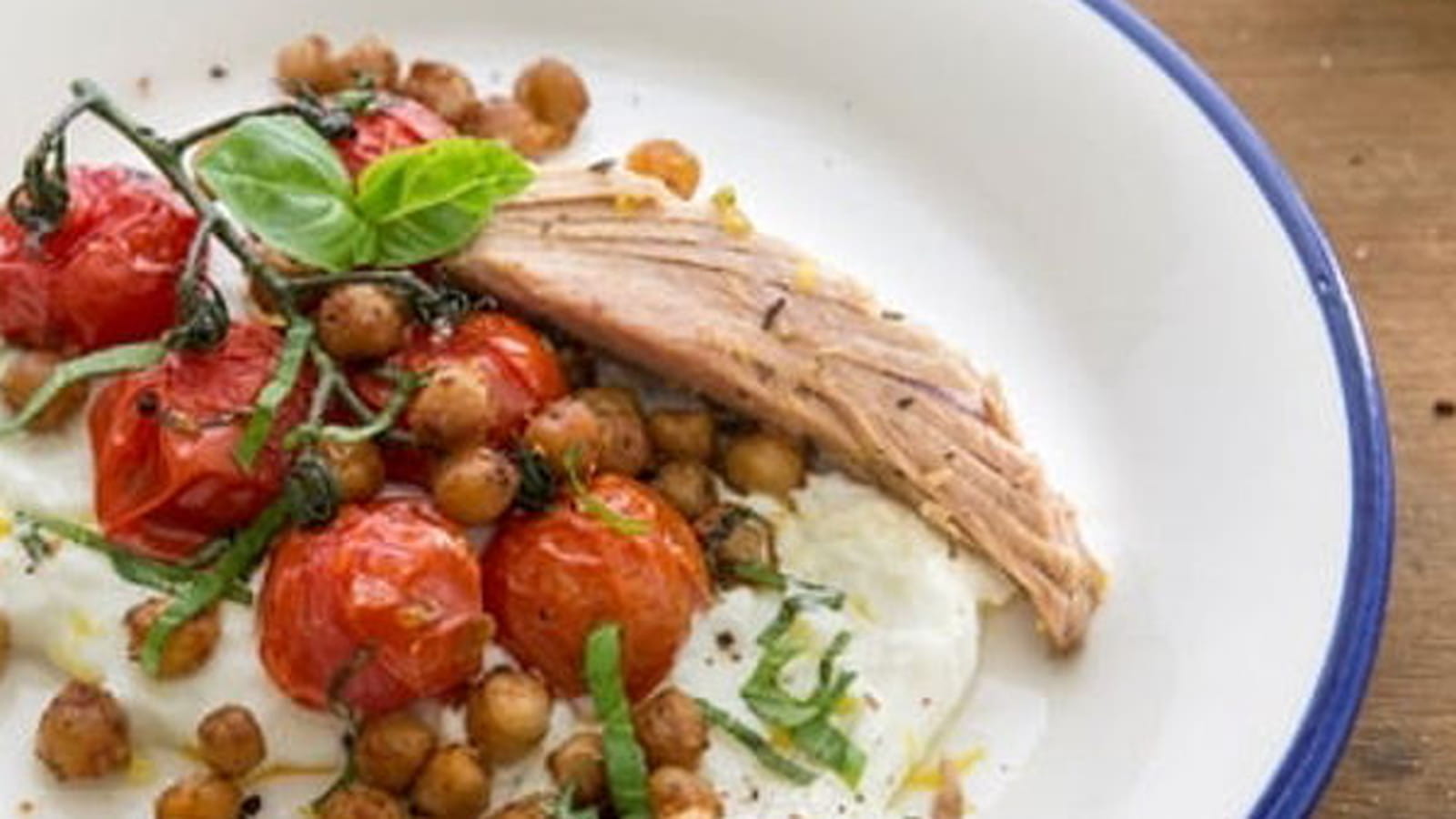 Thon au basilic, tomates et pois chiches rôtis, crème de ricotta