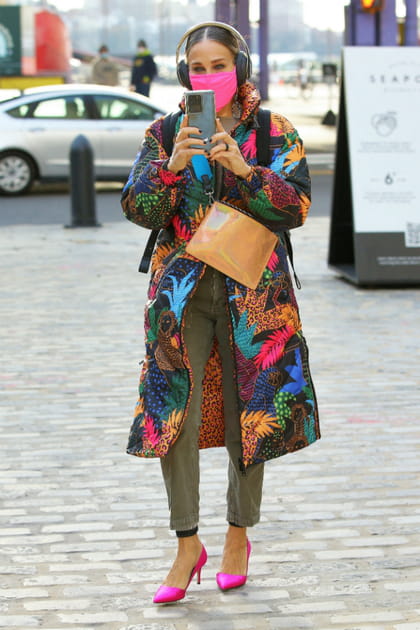 Sarah Jessica Parker en manteau bigarr&eacute;