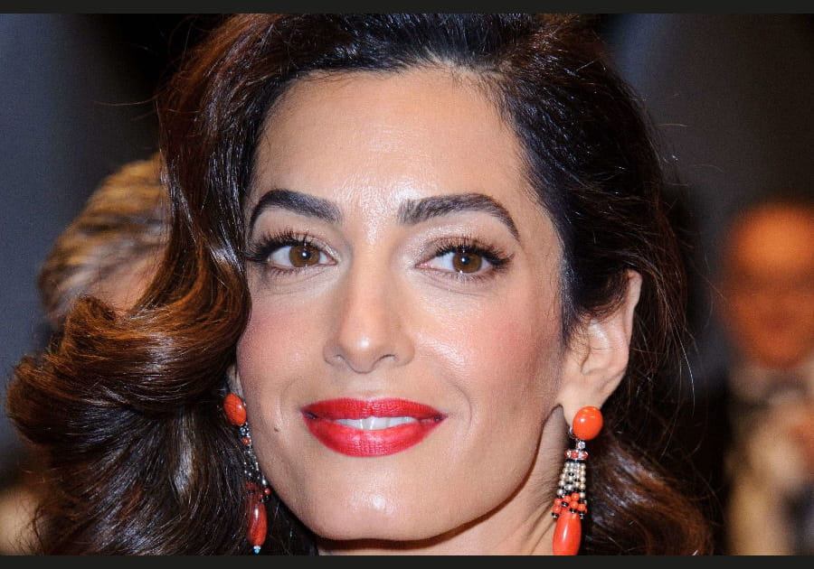 La coiffure glamour d'Amal Clooney
