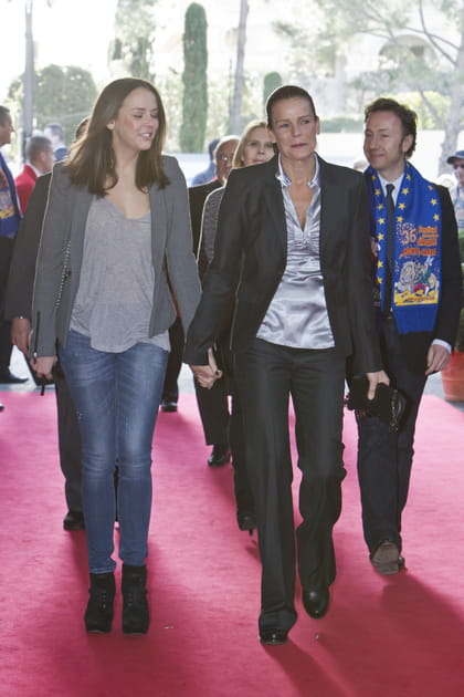 St&eacute;phanie de Monaco en blouse satin&eacute;e et pantalon noir