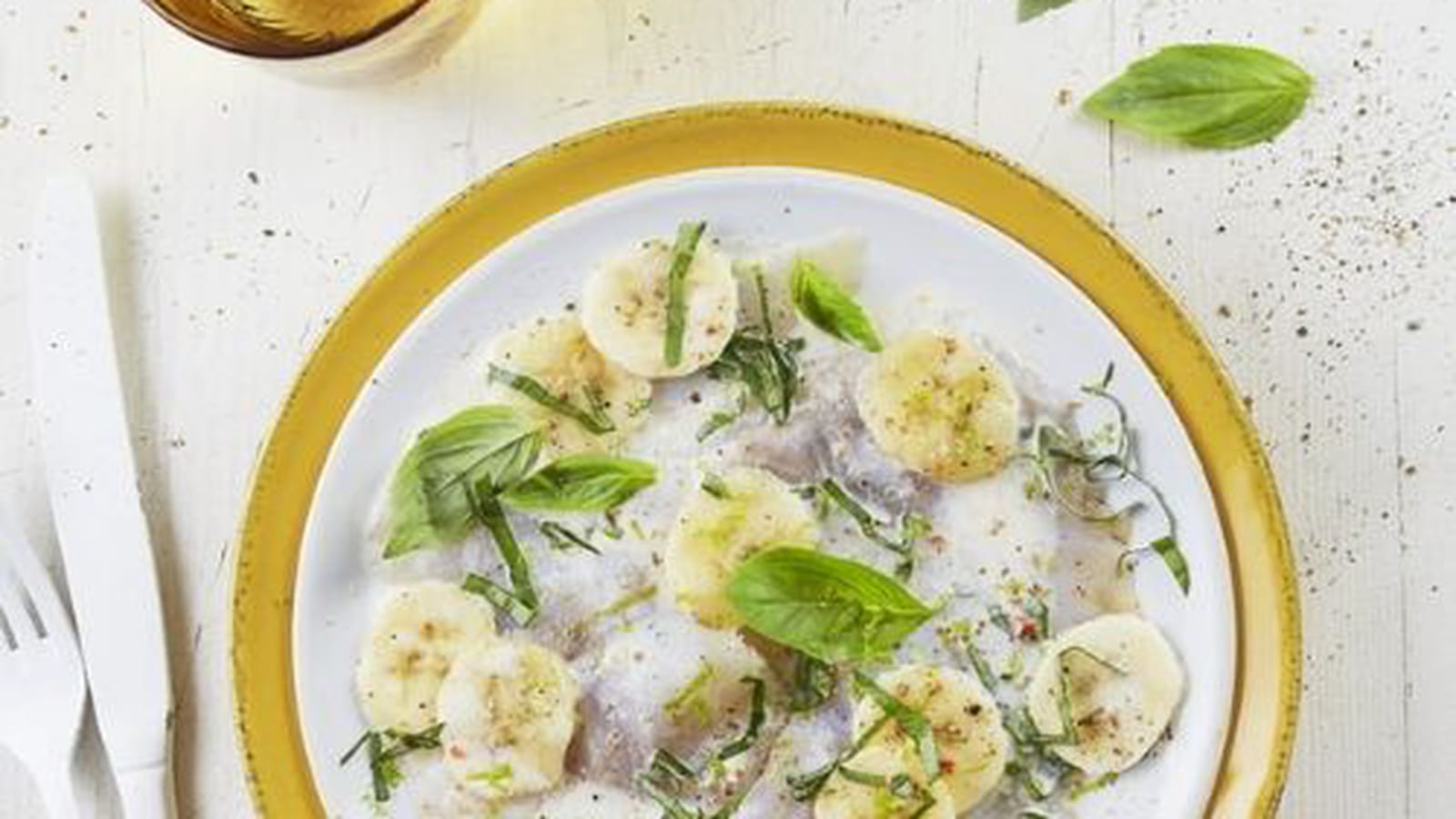 Carpaccio de bar à la banane et au lait de coco