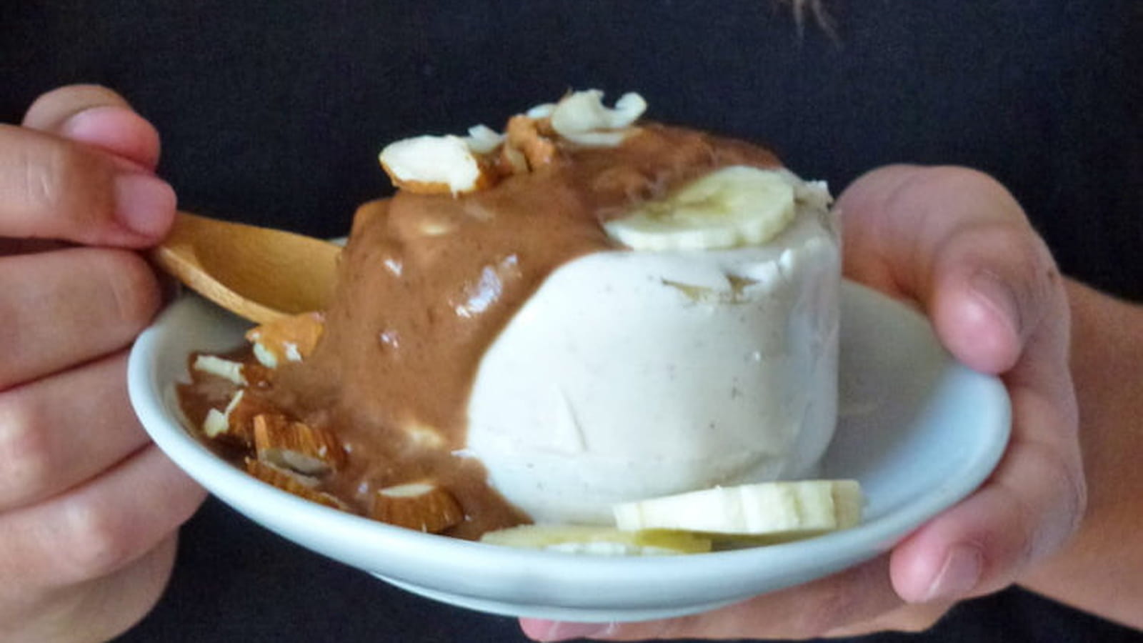 Flan au lait d’amande, banane et caramel de dattes au cacao vegan, sans gluten, sans sucre ajouté