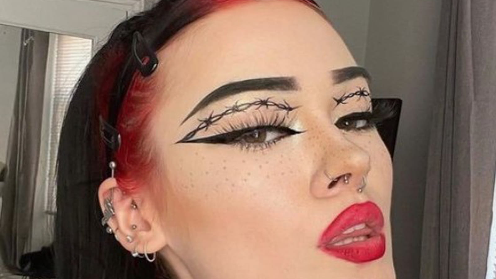 Maquillage gothique barbelé