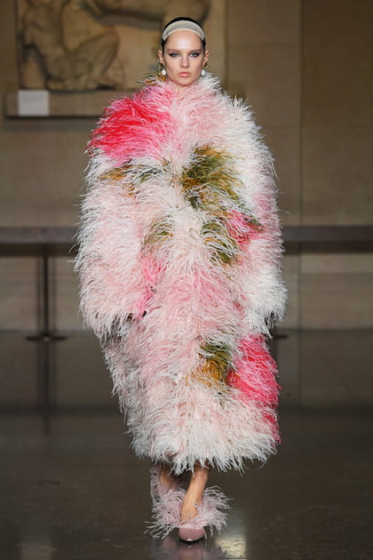 Manteau &agrave; poils multicolores et escarpins pastel&nbsp;aper&ccedil;us sur le d&eacute;fil&eacute; Erdem