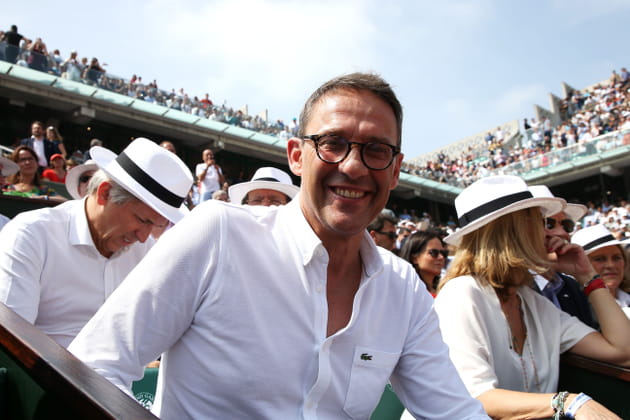 Julien Courbet, tout sourire