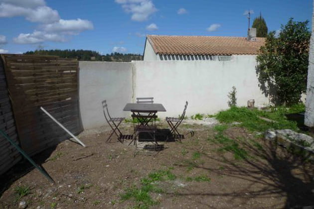 Le terrain est prêt à accueillir la terrasse en ardoise