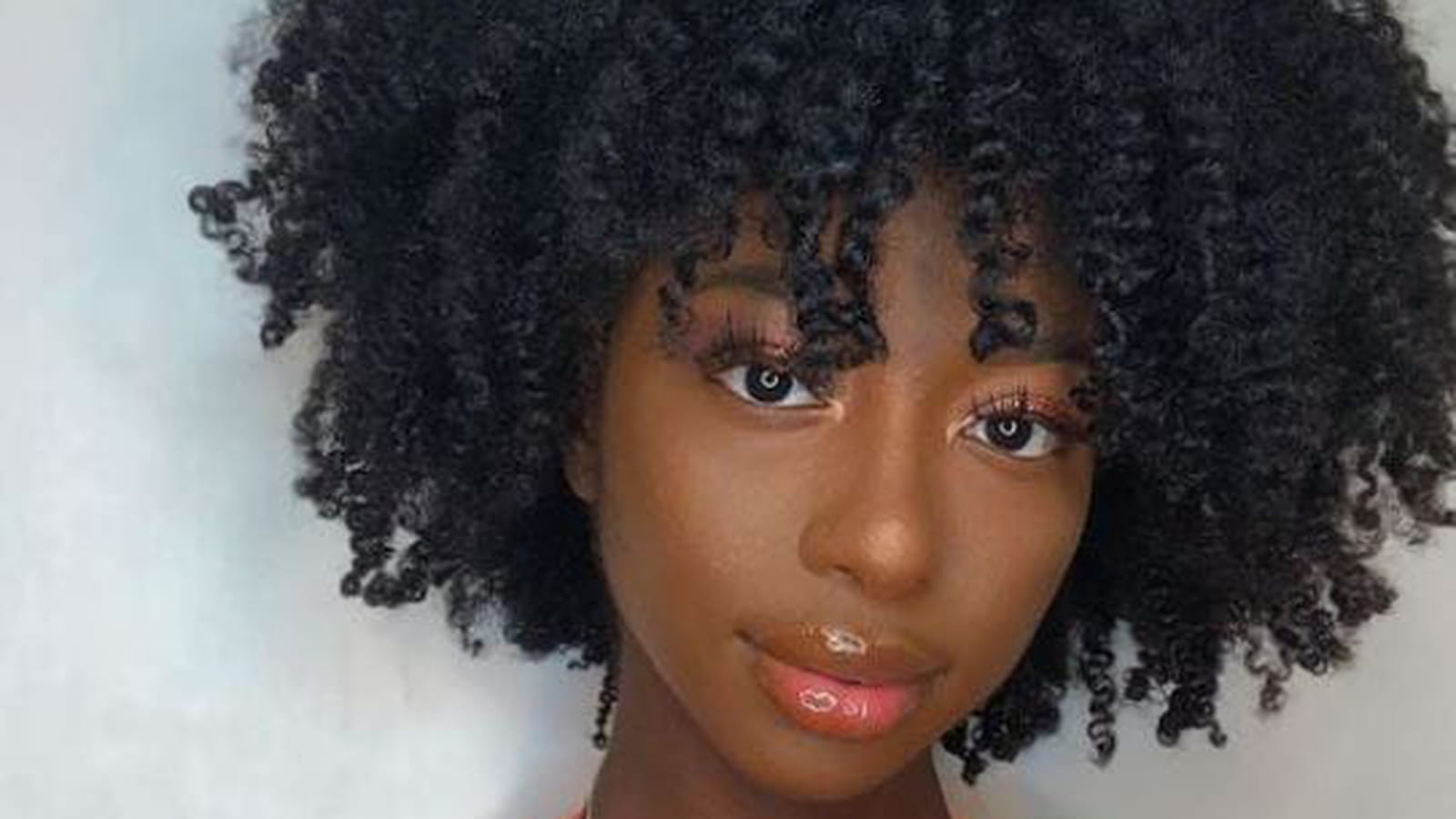 Frange crépue et coupe afro