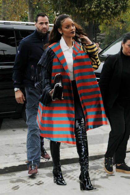 Rihanna en manteau ray&eacute; et cuissardes vernies