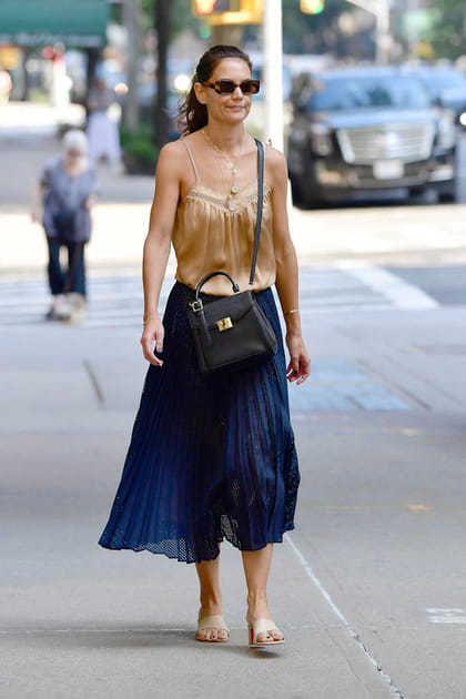 Katie Holmes en jupe pliss&eacute;e et caraco