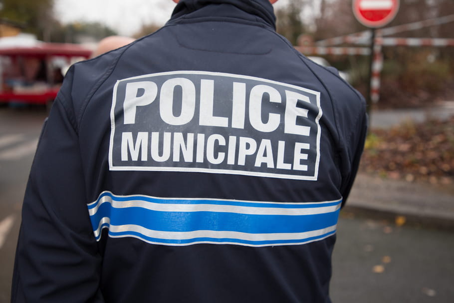 Julie, en jupe et jugée "indécente" par un "agent de Paris"