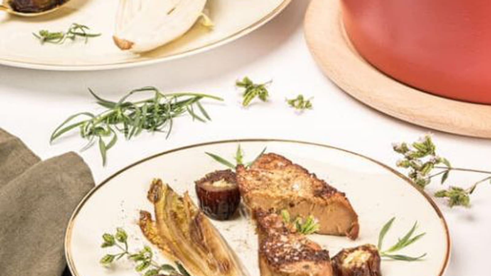 Foie gras chaud, dattes fourrées au citron et feuilles d’endives caramélisées