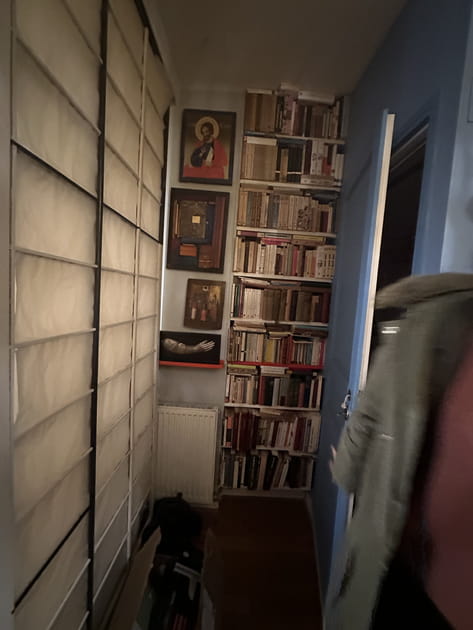 Avant&nbsp;: une &eacute;tag&egrave;re charg&eacute;e entre salon et chambre