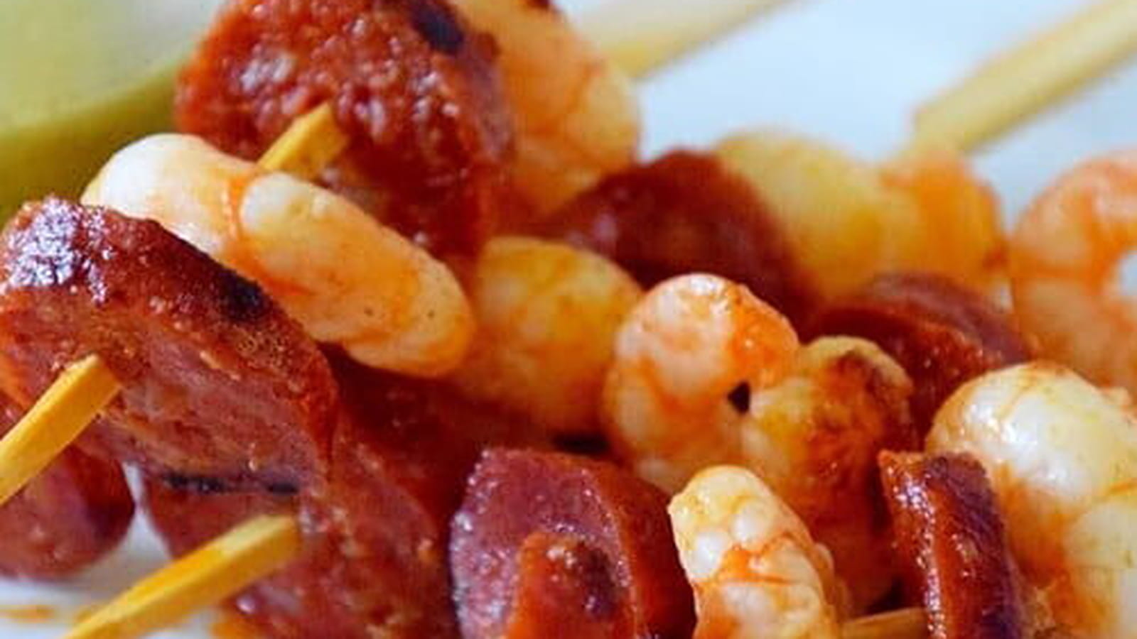 Brochette de scampi et chorizo à la sauce verte