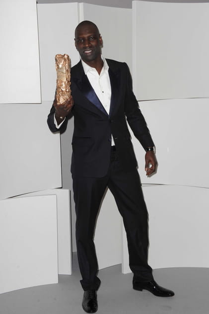 Omar Sy en smoking noir et chemise blanche