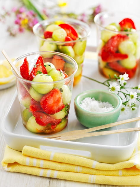 Verrines de salade de fraises et billes de concombre